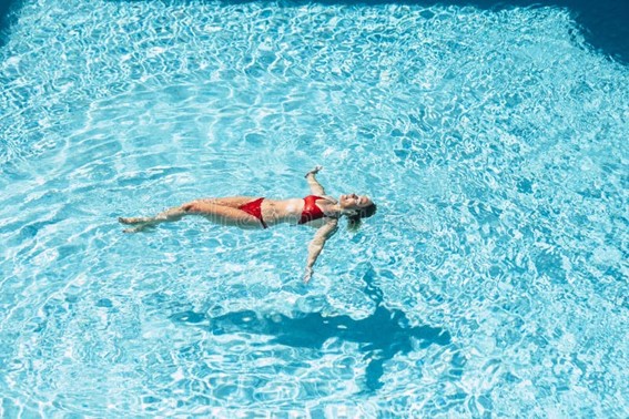 Excesso de Cloro na Piscina: Problemas, Sintomas e Como Resolver